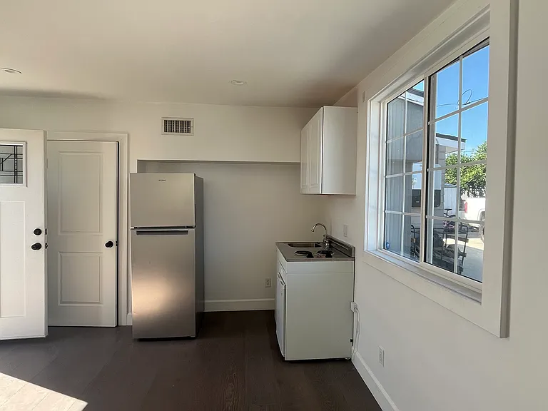 13644 Terra Bella St #B — Photo 15