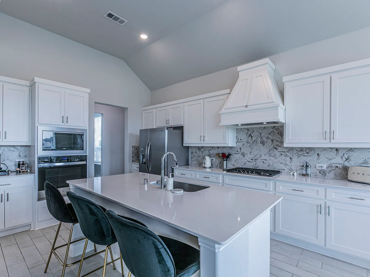 5 bed, 3566 sqft, $3,650 — Photo 2