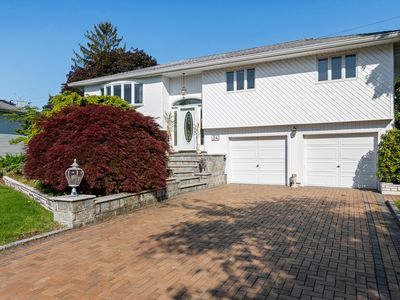 24 Lois Ln, Old Bethpage, NY, 11804