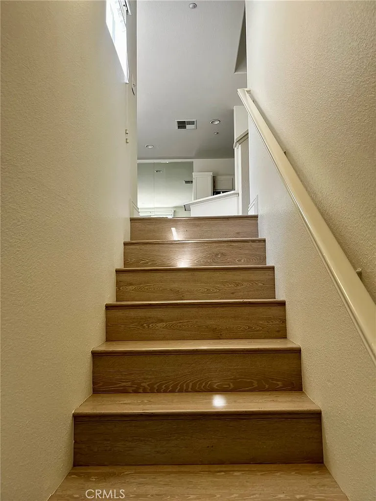 1 bed, 1.5 bath, 900 sqft, $3,100 — Photo 3