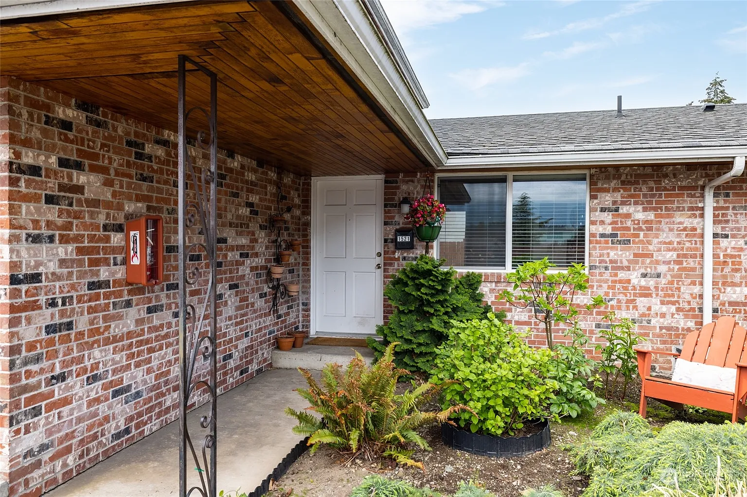 1521 E Division Street photo 1