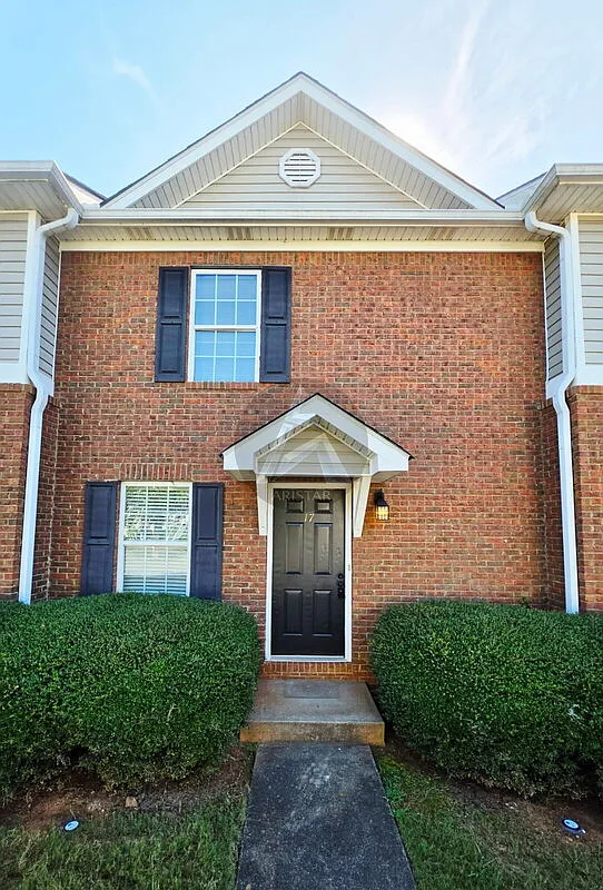 2 bed, 2.5 bath, 1320 sqft, $1,550 — Photo 1