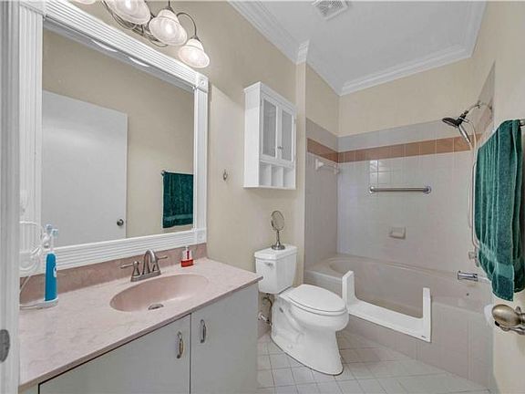 5th image of 1022 SW 42nd Ter