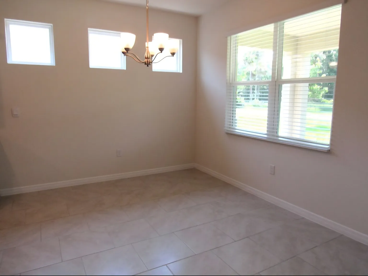 4 bed, 2098 sqft, $2,800 — Photo 4