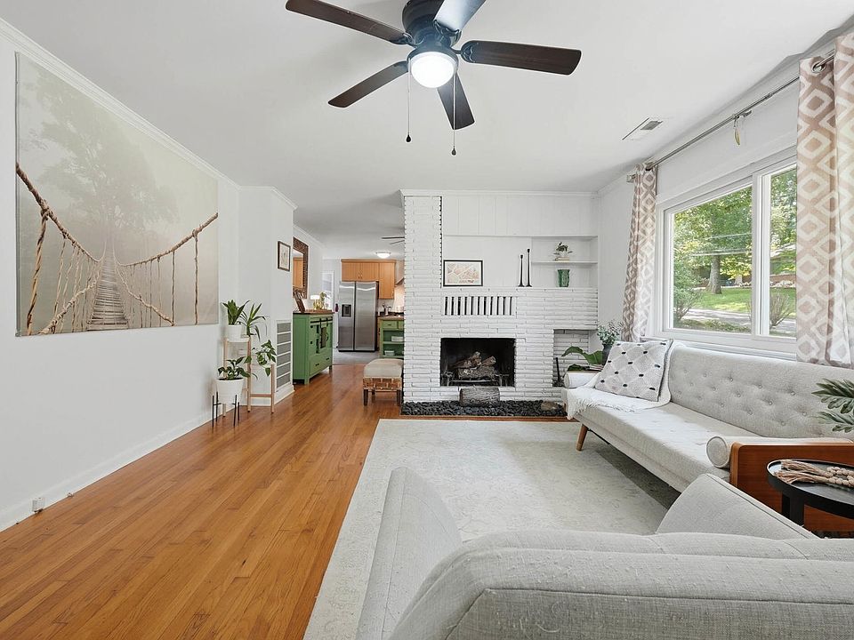 1st image of 304 Oakmont Ln