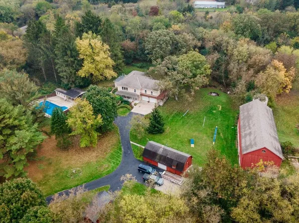 S49W34011 Moraine Hills DRIVE, Dousman, WI 53118