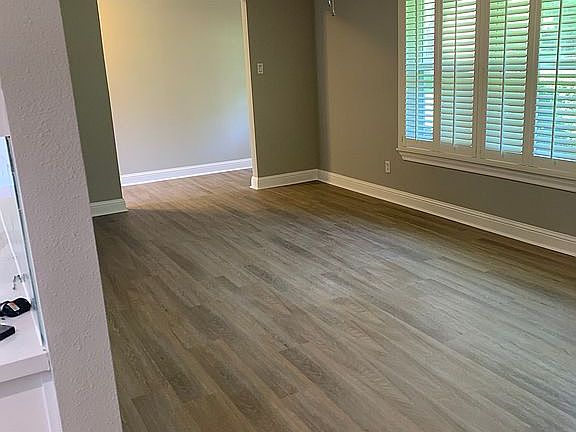 5th image of 390 Armstrong Dr