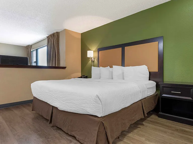 Deluxe Studio - 1 King Bed