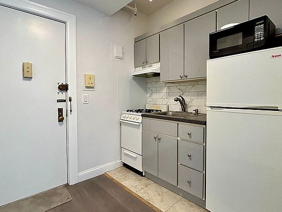 3rd image of 504 Cathedral Pkwy #1G