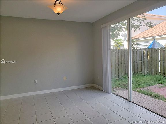 4th image of 921 NE 42nd Ave