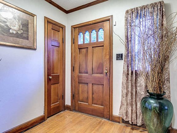 4th image of 306 Oak Park Dr