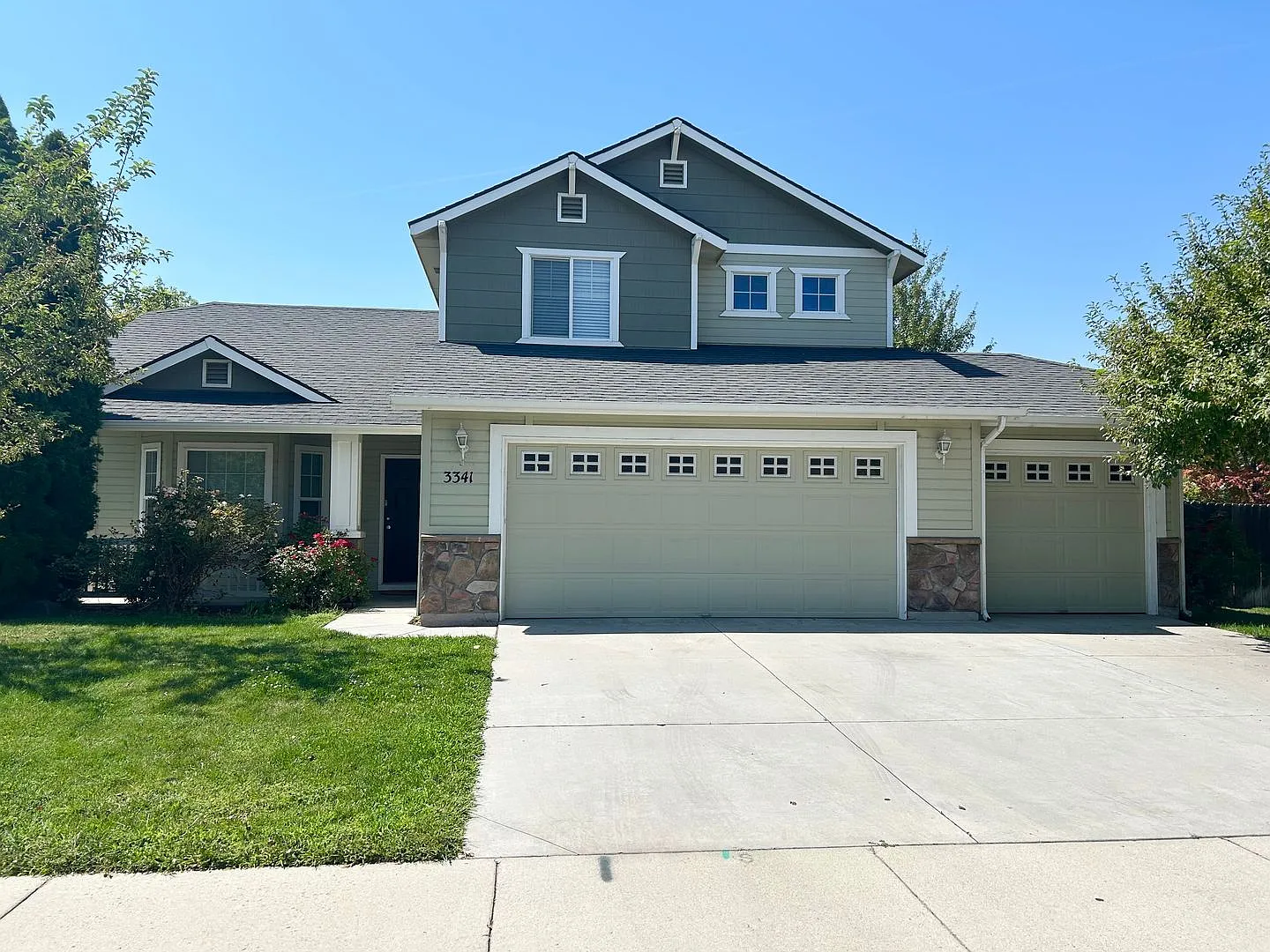 3341 N Maplestone | 3 Car Garage Home! — Photo 1