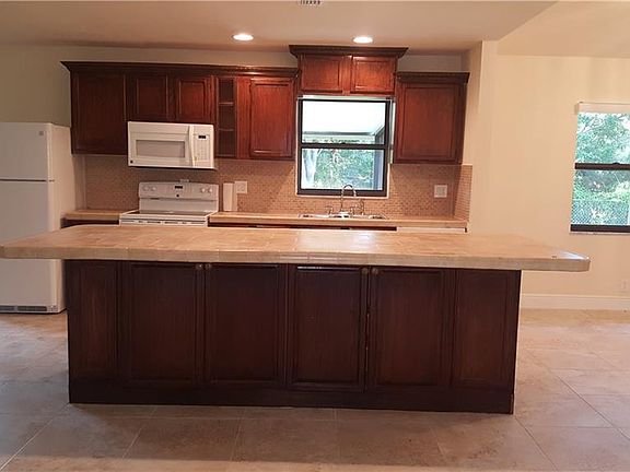 3rd image of 997 Willowbrook Ct