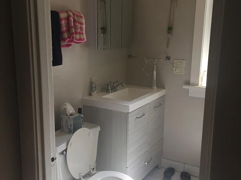 918 W Roscoe St #2 — Photo 10