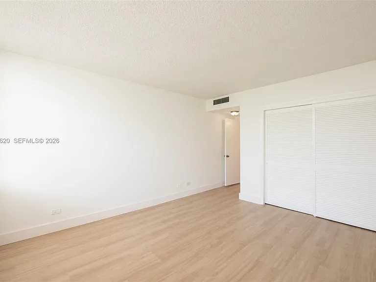 1001-91 Bay Hbr #511 — Photo 32