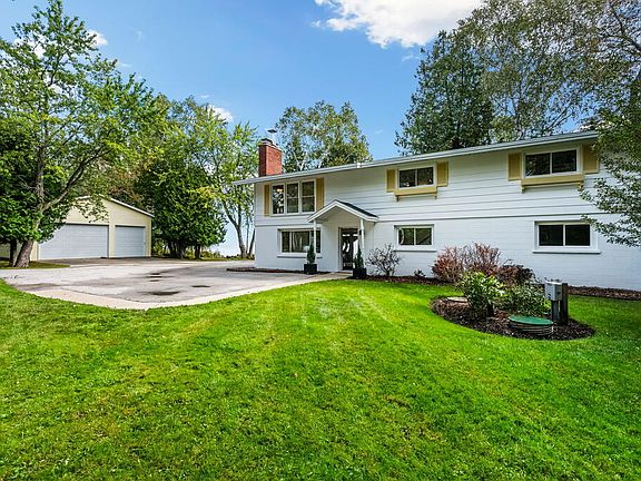 4th image of 3070 Lake Forest Park Rd