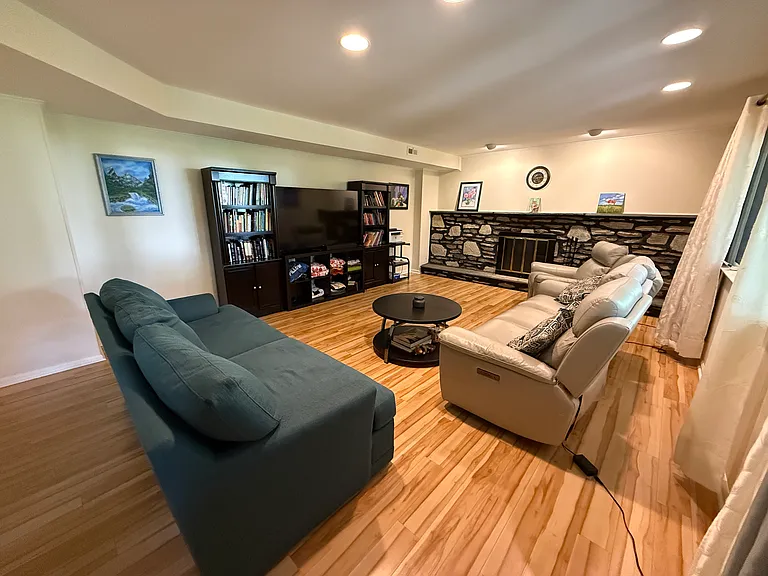 806 Warfield Ln — Photo 5