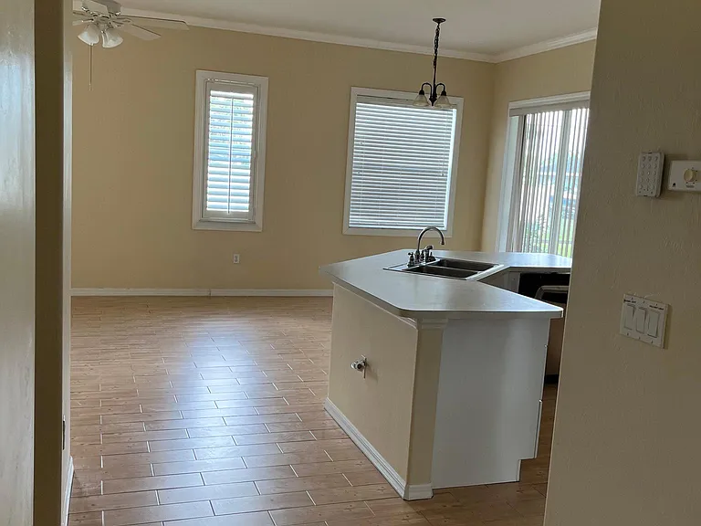 317 SE 16th Pl — Photo 6