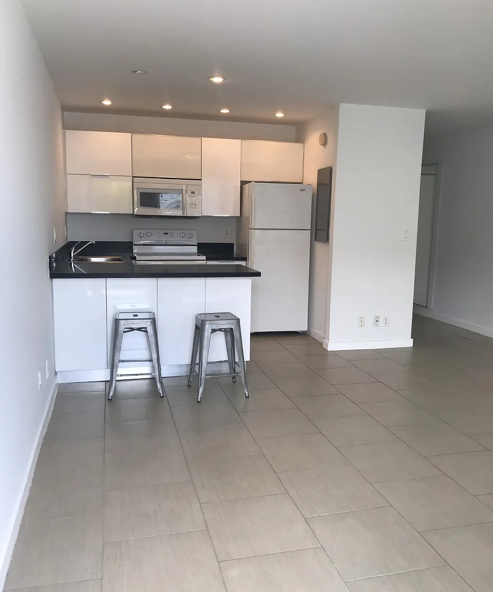 2830 NE 30th Pl — Photo 3