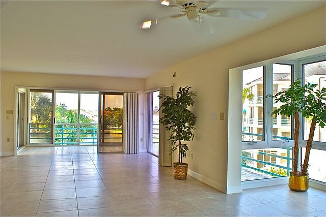1st image of 305 Park Shore Dr