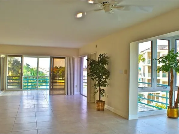 305 Park Shore Dr, Naples, FL 34103