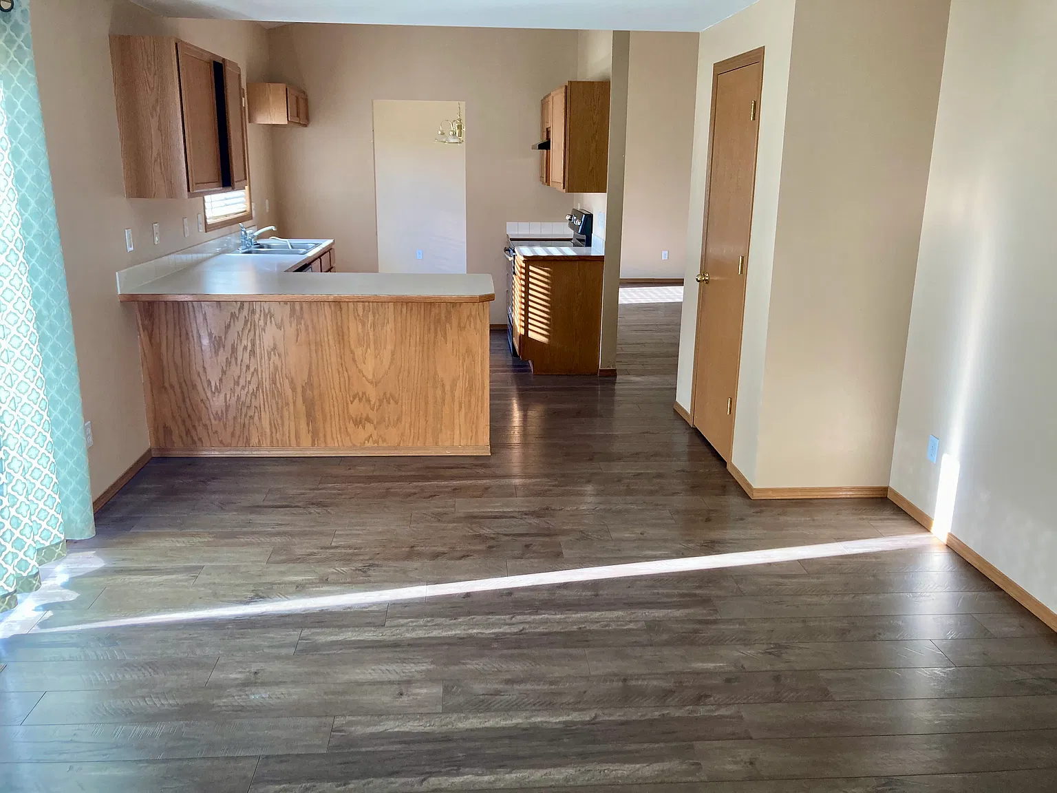 3 bed, 2.5 bath, 1520 sqft, $2,100 — Photo 4