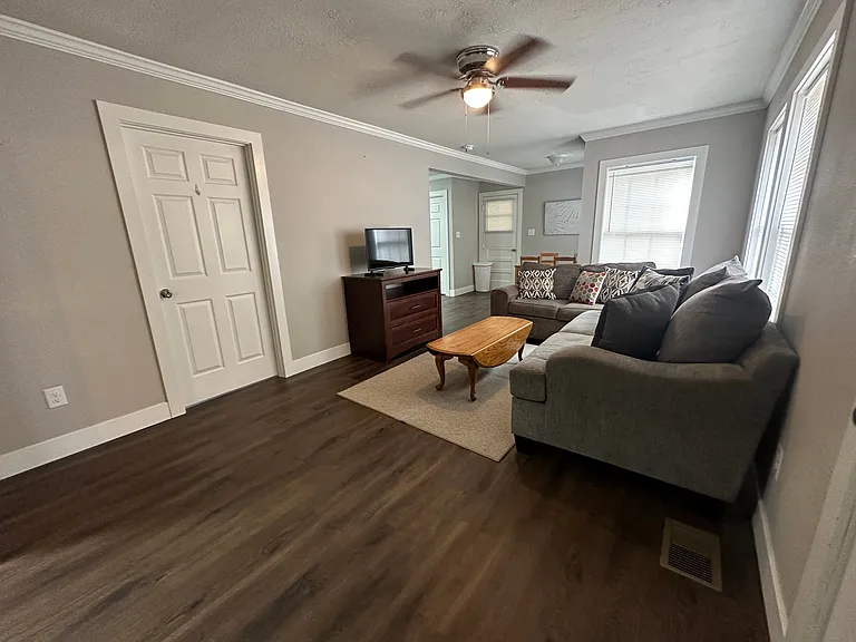 3 bed, 1.0 bath, 1000 sqft, $1,850 — Photo 13