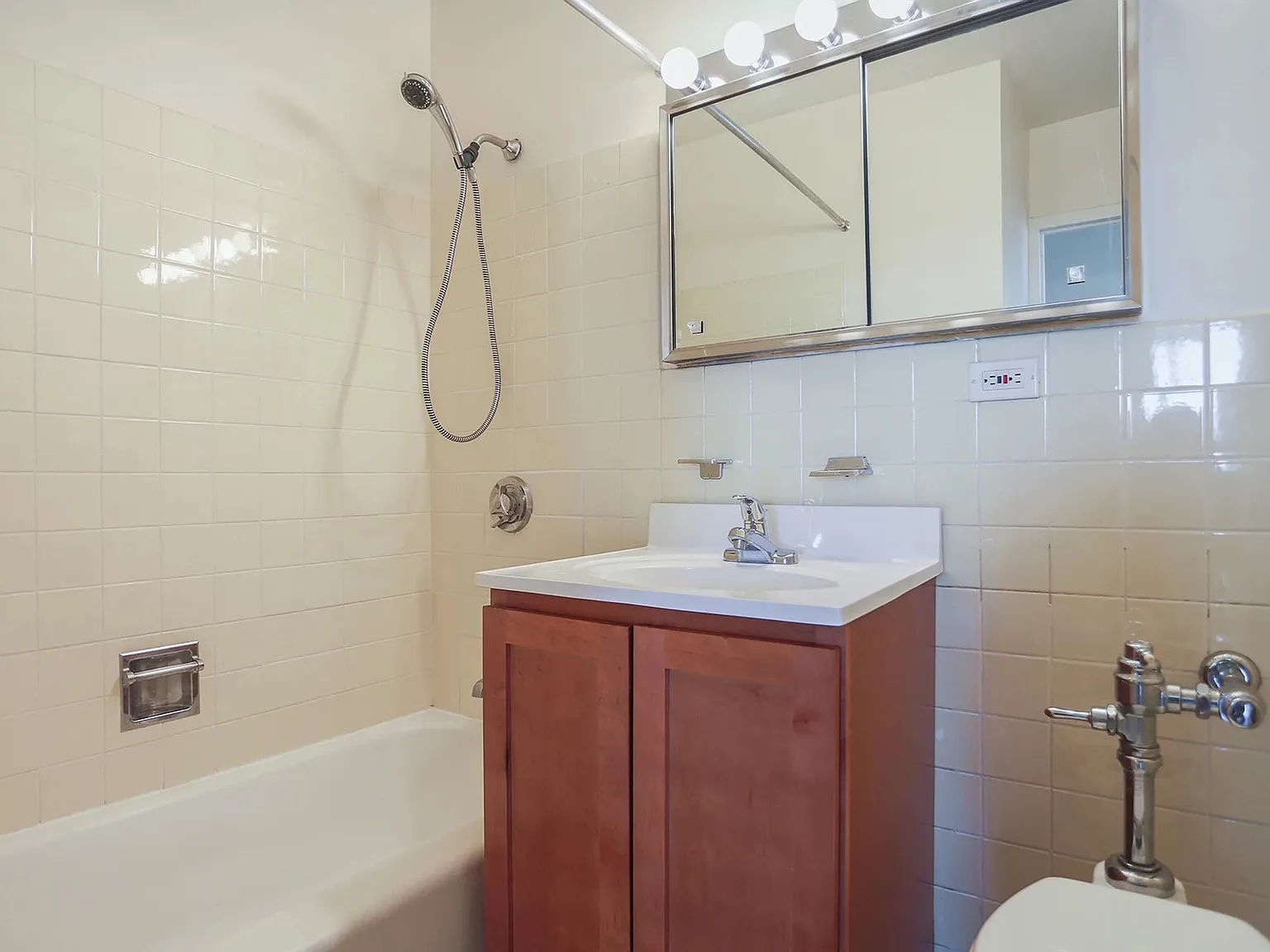 Studio, 1.0 bath, 465 sqft, $1,792 — Photo 2