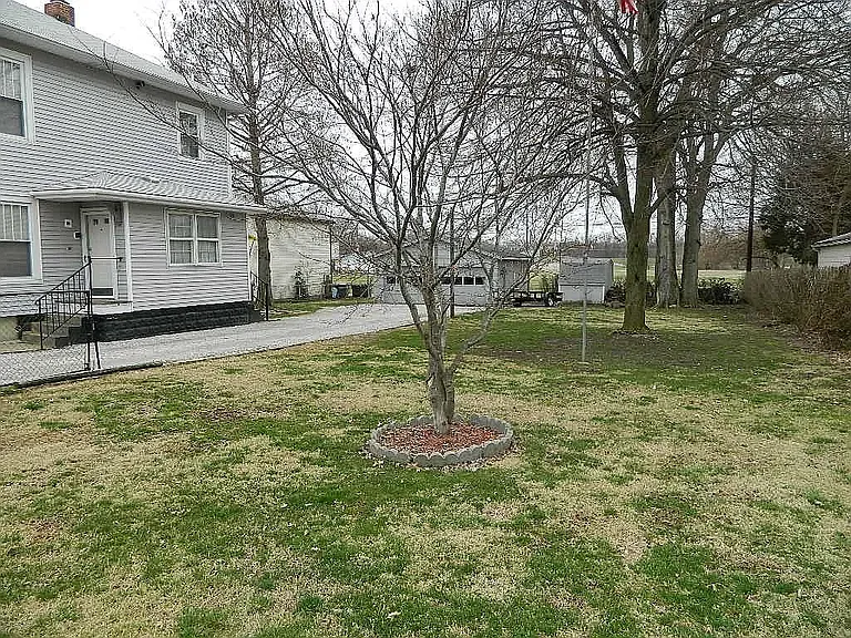 115 E Riverside Dr — Photo 4