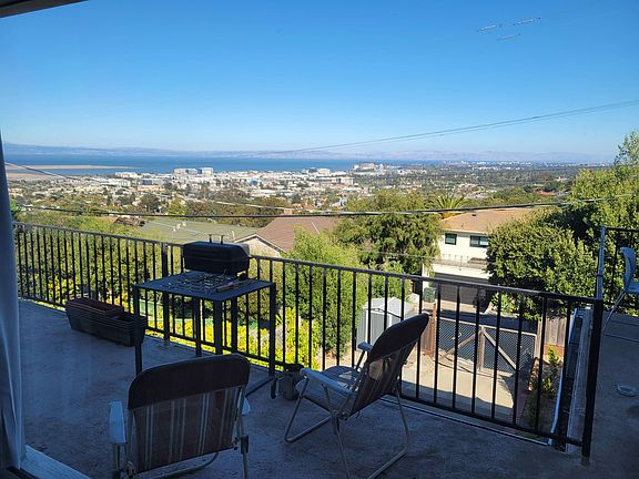 it has an ocean view