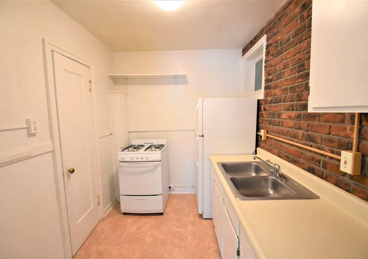 Available for August 2026 preleasing! Studio on the Hill — Photo 4