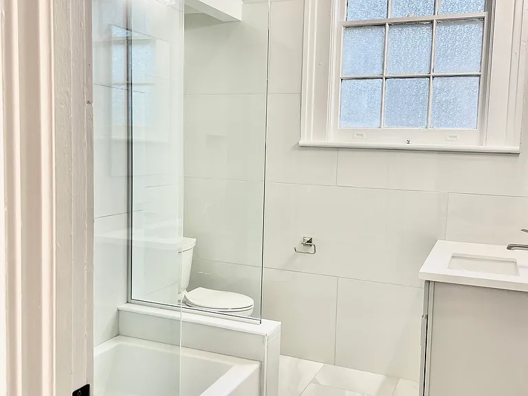 2403 Carondelet St #D — Photo 8