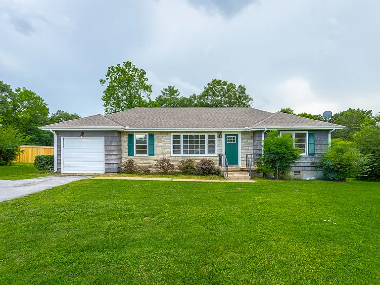 732 Munro Rd — Photo 1