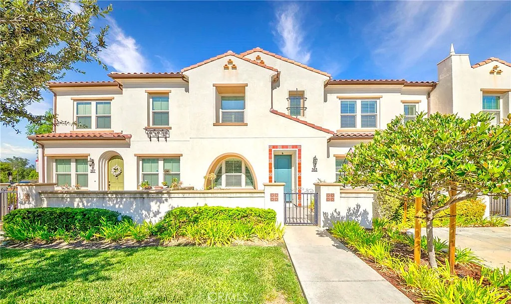 3 bed, 2.5 bath, 1682 sqft, $4,250 — Photo 1