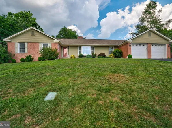 13521 Spring Hill Dr, Hagerstown, MD 21742