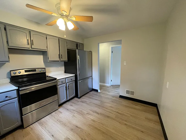 112 Woodlawn - (06107) — Photo 3