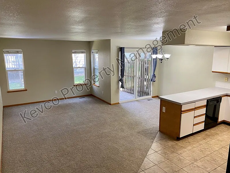 4 bed, 3.5 bath, $2,200 — Photo 2