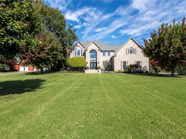 4186 E Churchill Dr, Fayetteville, AR 72701