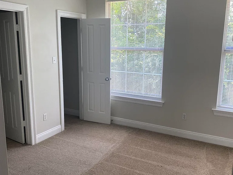 2121 Plantation Ln — Photo 5