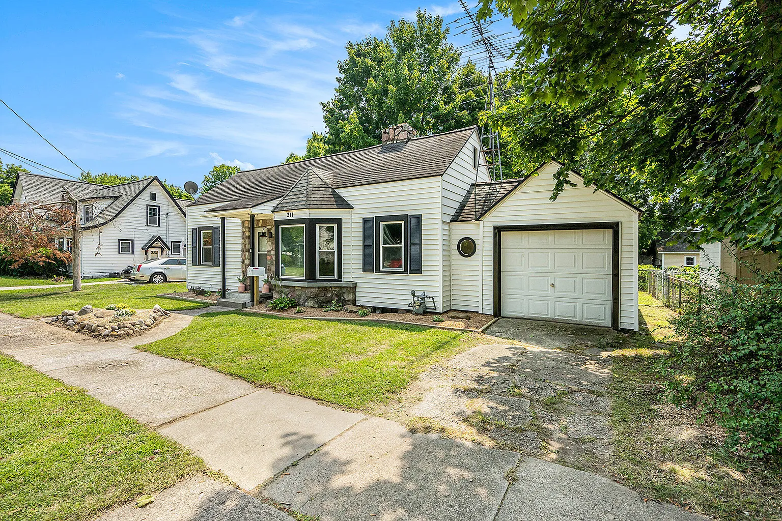 211 E Wheeler St photo 1
