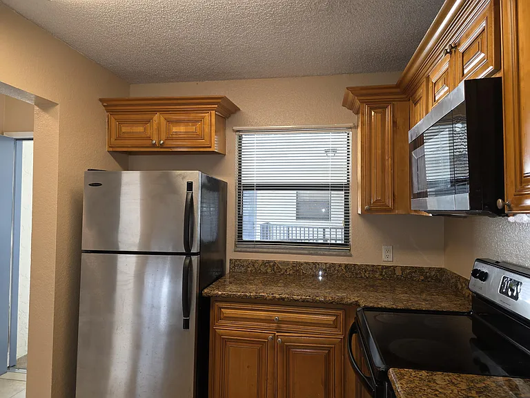 1542 Lake Crystal Dr #H — Photo 6