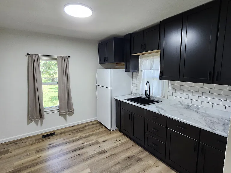 139 NW Louise St — Photo 7