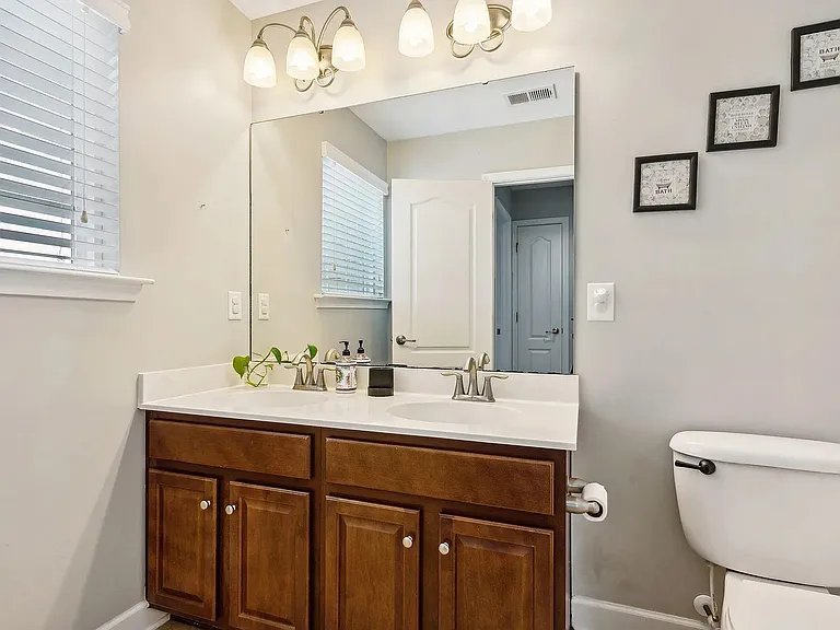 221 Berwick Dr — Photo 7