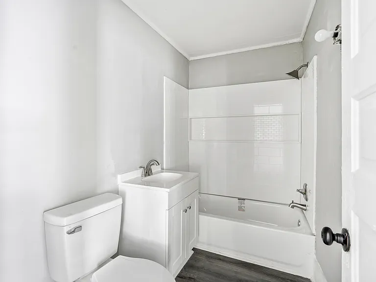 925 Elm St — Photo 4