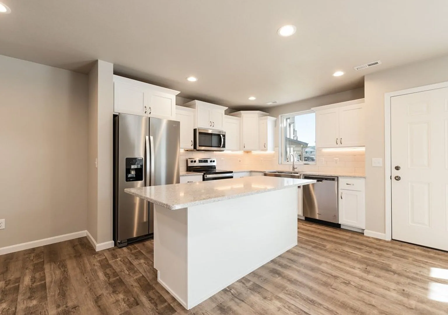 One Month Free When You Sign A 13-Month Lease By August 31st!! — Photo 4