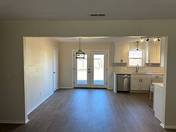 4th image of 1406 Dyer St
