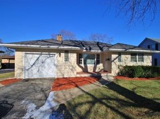 2122 Pearsall Pkwy, Waukegan, IL 60085