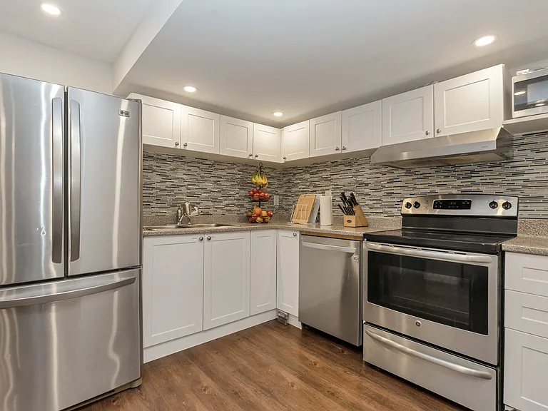 900 Green St #B — Photo 4