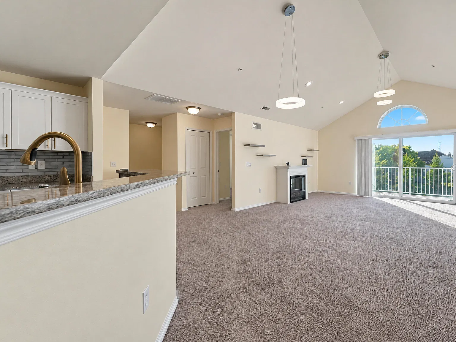 3 bed, 2.0 bath, 1884 sqft, $2,700 — Photo 4