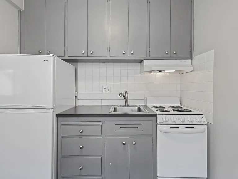 Admiral Apartments — Photo 27
